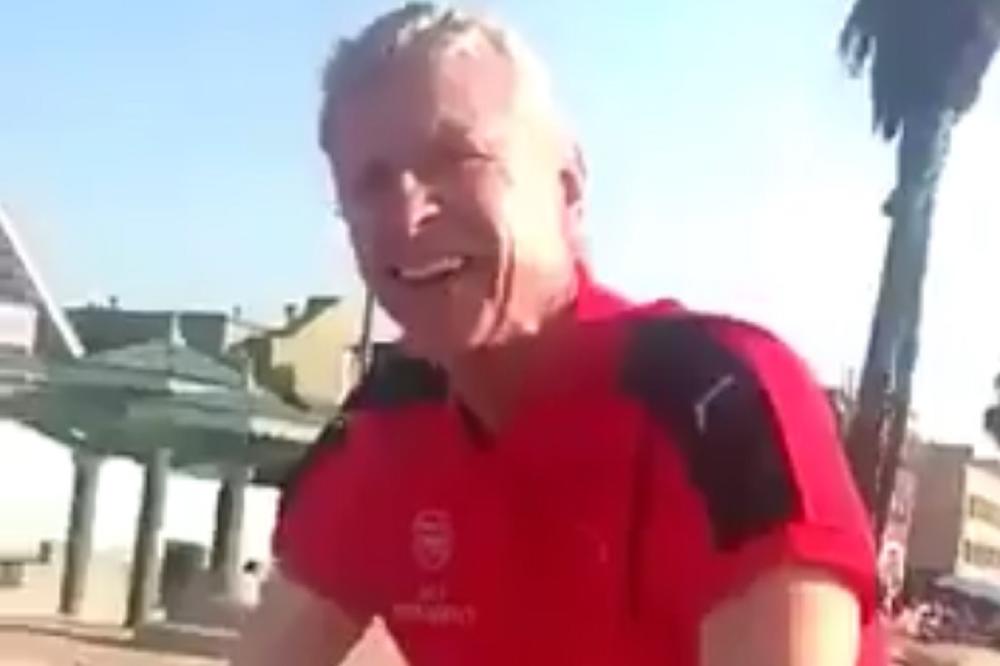 Zaustavite internet: Navijač Arsenala trčao za Vengerom po plaži i smarao ga da dovede Mareza! (VIDEO)