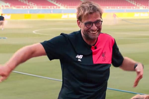 Evo zašto svi vole Klopa: Pokušao da skine Staridžov ples kako bi zasmejavao decu! (VIDEO)