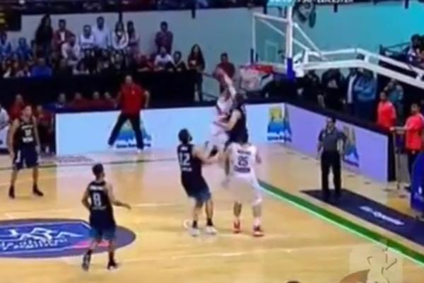 Ono kad te Teo spoji sa košem: Raduljica poleteo, zakucao u lice argentinske zvezde i iščupao obruč! (VIDEO)