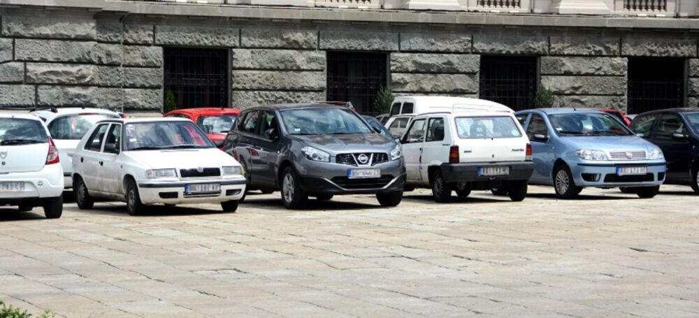 Parkirani automobili na Suncu