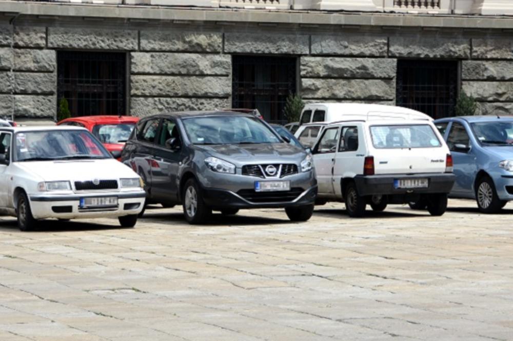SCENA U BEOGRADU IZAZVALA BURNE REAKCIJE: Beograđaninu oštetili automobil zbog parkiranja!