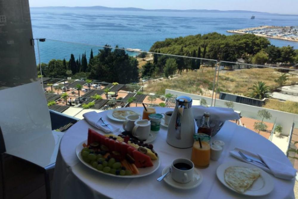 Razgolićeni uživaju u raju na zemlji: Seka se bahati na letovanju, a pokazala je i Veljka bez majice! (FOTO) (VIDEO)