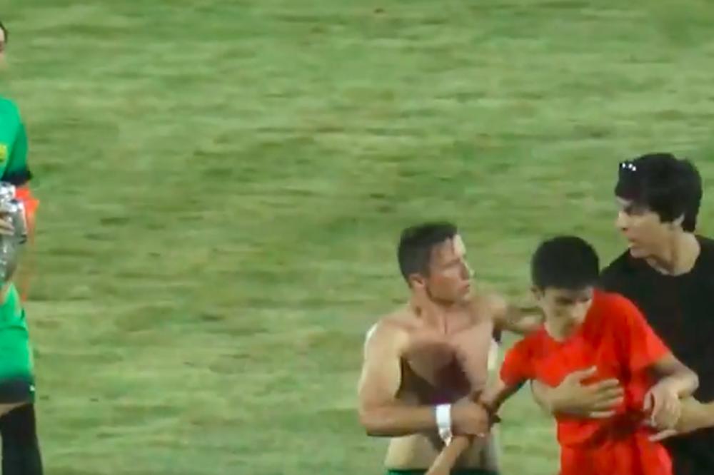 Kosovski fudbaler sprečio hapšenje navijača koji je uleteo na teren! (VIDEO)