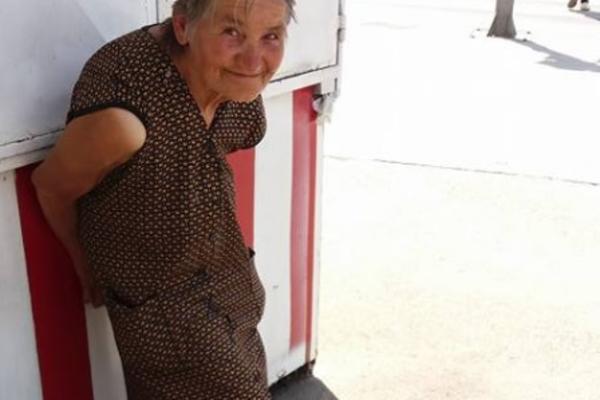 Baka Radmila svaki dan prodaje cveće da preživi: Ovo je njena priča (FOTO)