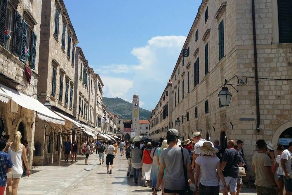 Sat vremena na ovom parkingu je 20 evra! Omiljeno turističko mesto uvodi šok cenovnik, a kazne su tek paprene!