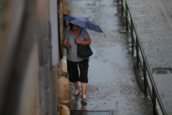 OGROMNA OLUJA PRIBLIŽAVA SE SRBIJI: U Austriji odnela 2 života, 120 povređeno, 150.000 bez struje! (VIDEO)