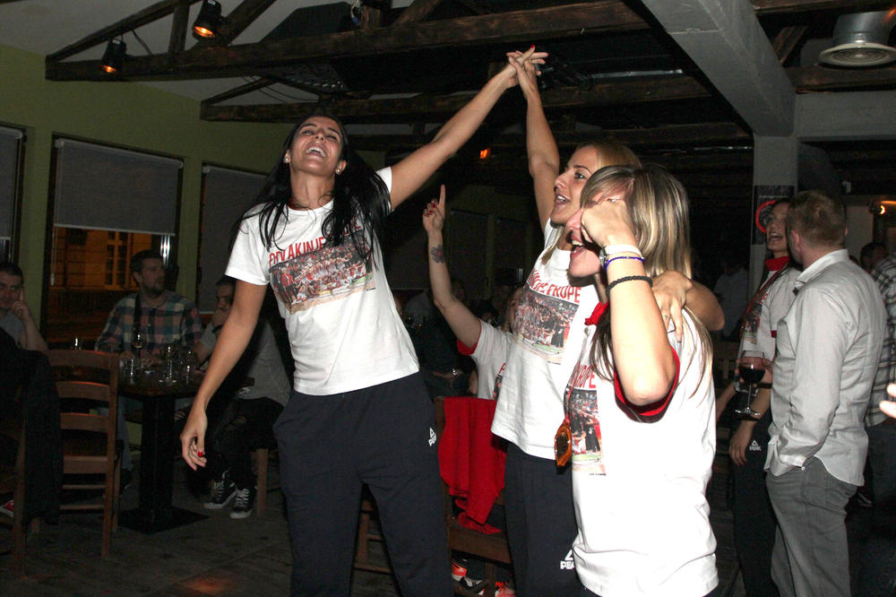 Odmah im dajte zlato! Ljubav nasmejanih sestara Dabović širi se Brazilom! (VIDEO)