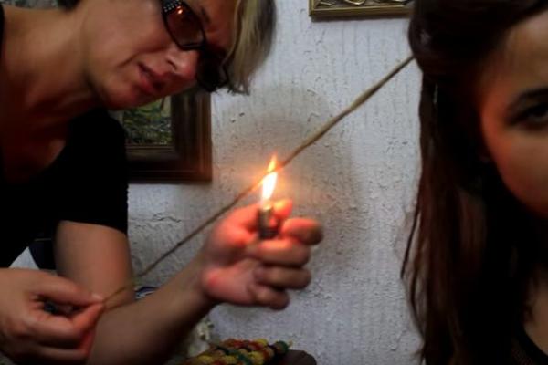 Šta je sa ovom ženom?! Ćerka vrišti, a ona joj pali kosu (VIDEO)