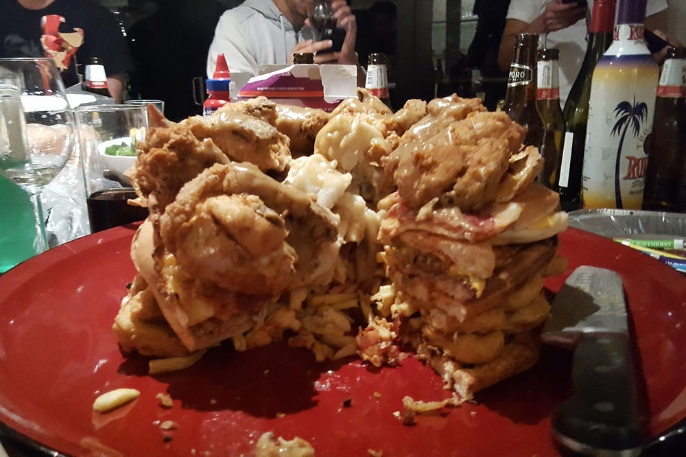 U TAMNICU NA 100 GODINA: Radnica fast fuda odmah uhapšena kad je otkriveno šta je stavila dečaku (4) U HAMBURGER!