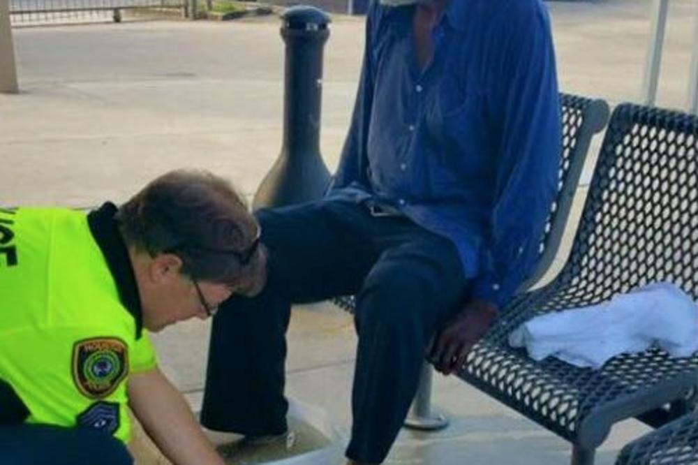 Ovaj policajac oduševio je svet! Sreo je beskućnika, a onda...(FOTO) (VIDEO)