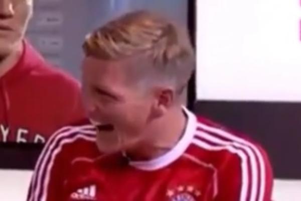 Švajnštajgeru pokazali kako je izgledao kao klinac, a on počeo da plače od smeha! (VIDEO)