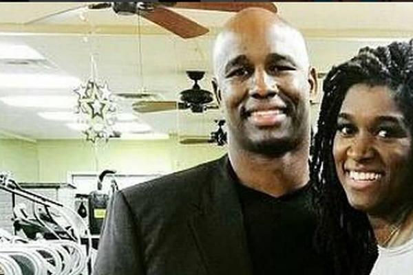 Bivšu NFL zvezdu i ženu ubio 16-godišnji sin na spavanju?