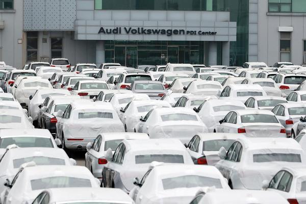 "NIJE URADIO SVOJ DEO POSLA": Klimatski aktivisti podneli tužbu protiv "Folksvagena"