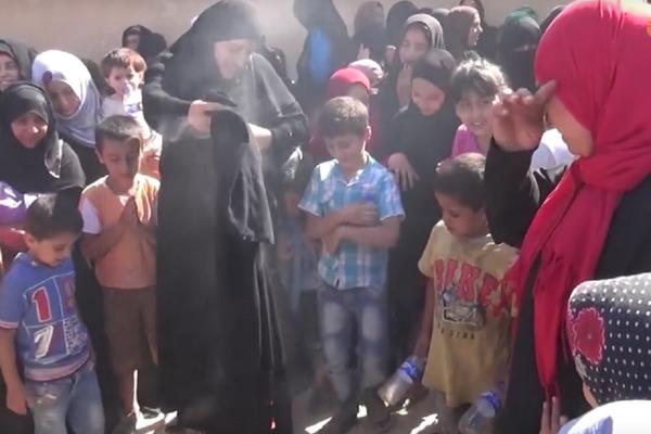 Sirijke spalile sve nikabe čim su proterani džihadisti! (FOTO) (VIDEO)