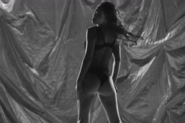 Samo golotinja Šaviju spasava: Starleta rešila da pokaže sve! Nije za maloletne! (VIDEO)