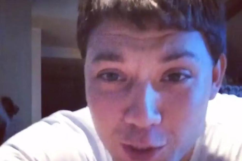 Brenin sin pokazao lepoticu sa kojom deli postelju! Ljubi ga dok leži i bolja je od Prijovićke (VIDEO)