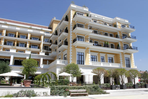 Ima se, može se...Šeik iz Dubaija častio crnogorsko osoblje! Neće vam biti dobro kad čujete cifru!