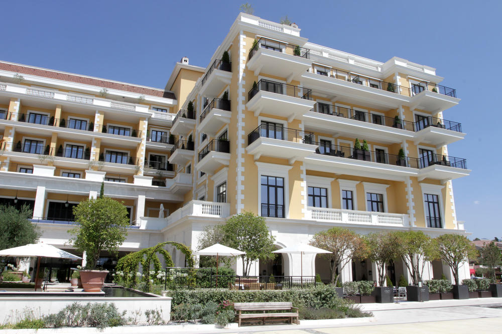 Ima se, može se...Šeik iz Dubaija častio crnogorsko osoblje! Neće vam biti dobro kad čujete cifru!