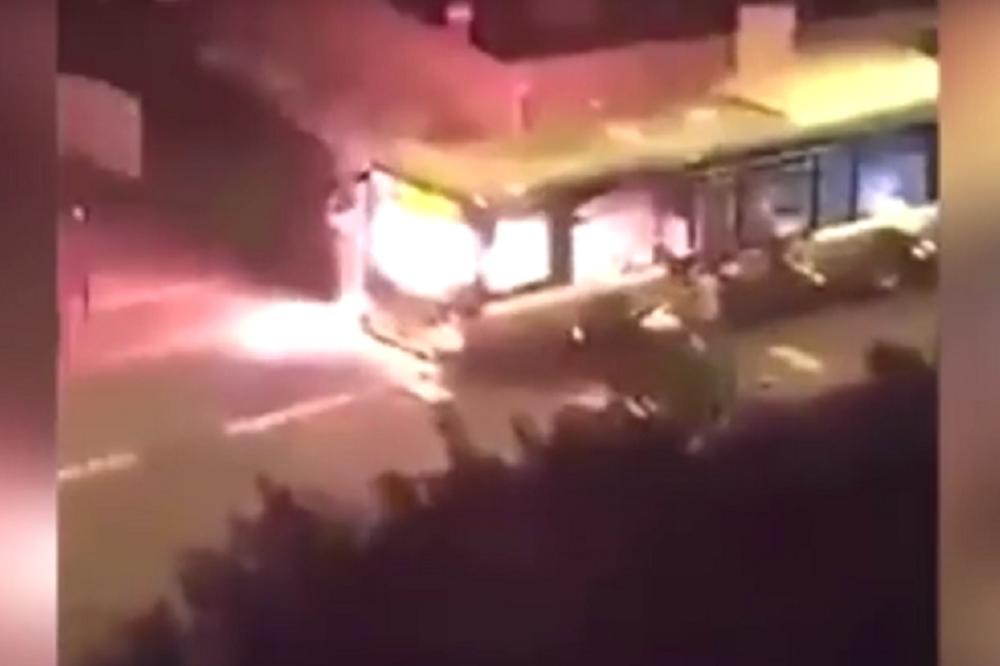 Molotovljevim koktelom na autobus: Drali se Alahu Akbar dok je vozilo plamtelo (VIDEO)