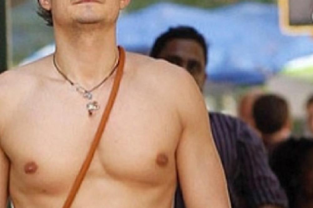 Kao od majke rođen: Poznati glumac se kupa go u Italiji! (FOTO)