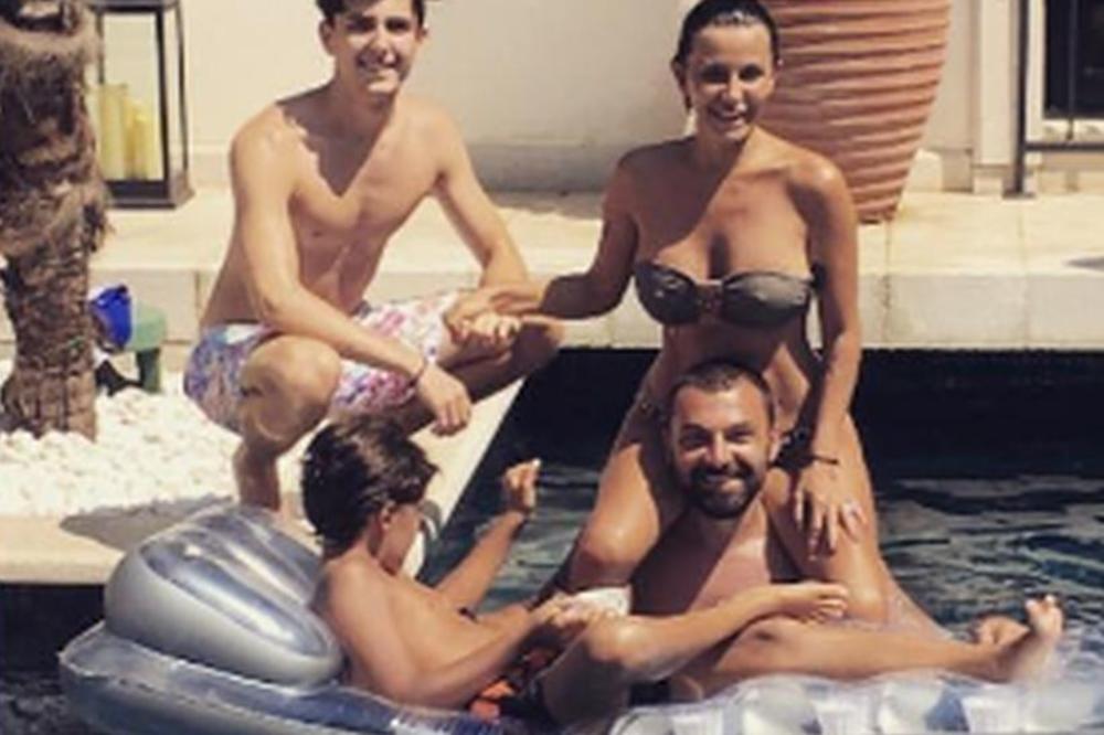 Zavirite u luksuz u kom uživaju Karići: Kad vidite koliki im je bazen... (FOTO)