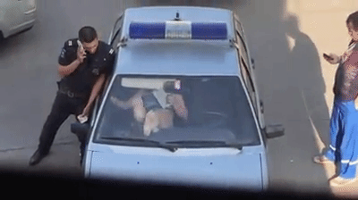 Obračun bosonoge Ruskinje sa policijom zabezeknuo Fejs! (VIDEO)