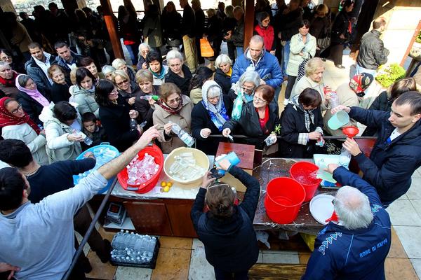 DELUJE KROZ PAR DANA: Evo šta se dešava u našem telu kada pijemo SVETU VODU!