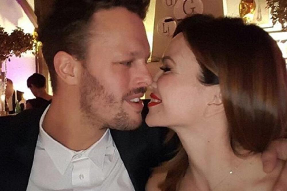 SEVE TRUDNA Lepe vesti otkrila svom bendu, a kad smo čuli ime ćerkice zamalo se nismo šlogirali! (FOTO)