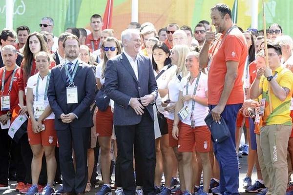 Podignuta naša zastava u Brazilu: Srbi, dosta ste se baškarili u Riju, sad napadajte medalje! (FOTO)