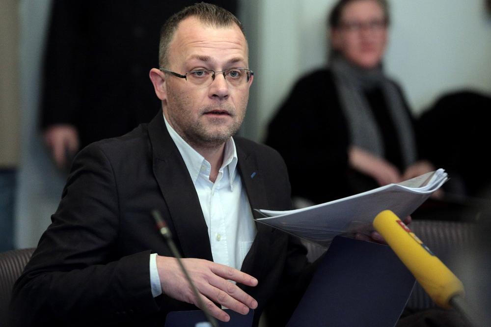 Sramno: Iz Knina poručuje da ustaški simboli nisu dobrodošli, a sam se slika pored zastave sa slovom U