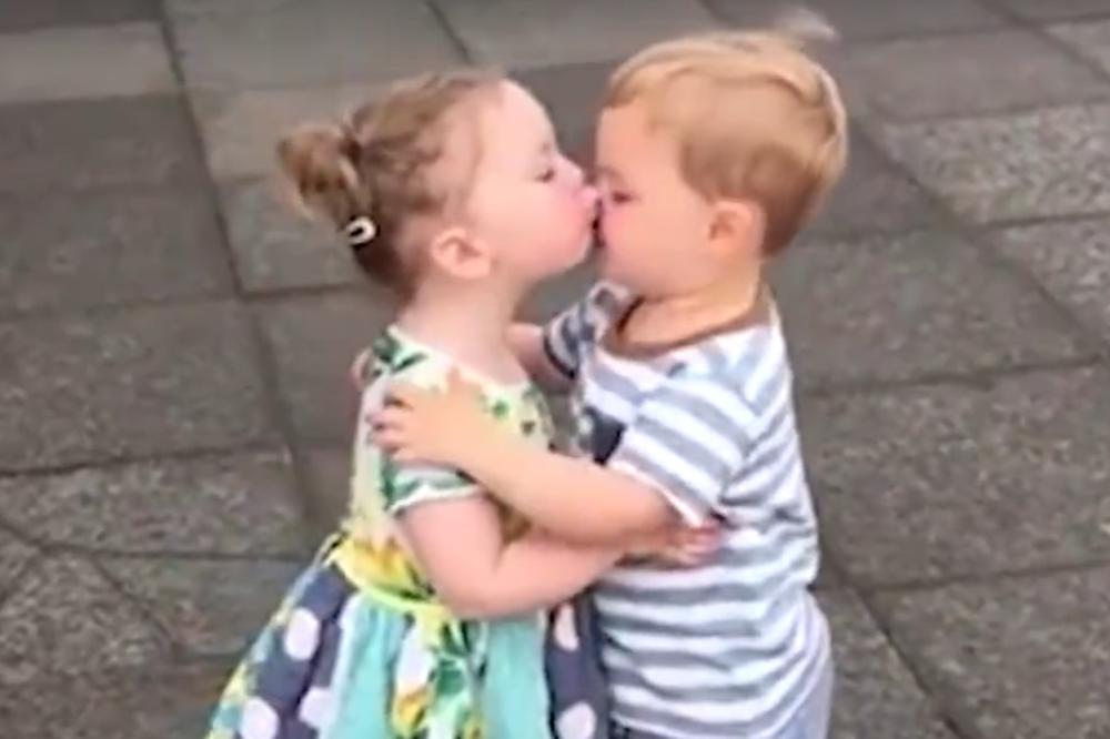 Bljak! Fuj! Presmešan prvi poljubac dvoje klinaca! (VIDEO)