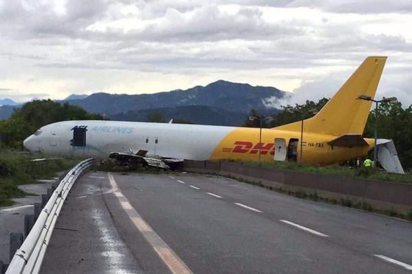 Avion promašio pistu, srušio se na lokalni put (FOTO)