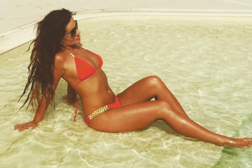 Pevačica u tangama skače po krevetu, ali je zaboravila na jednu bitnu stvar - uložak! (VIDEO)