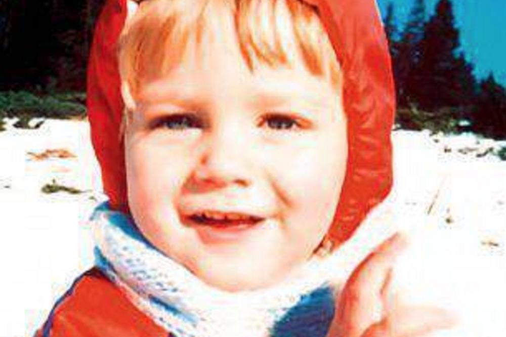 Žene se danas nenormalno lože na njega: Prepoznajete li pevača sa slike? (FOTO)