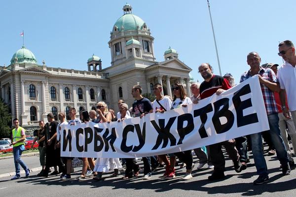 Šetala sam s proteranim Srbima iz Oluje. Zbog priča koje sam čula, noćas neću spavati (FOTO)