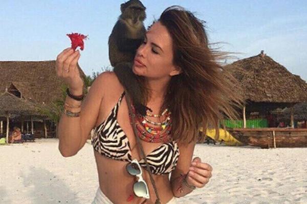 Kao sirena: Seve se skinula na plaži, pa zapalila Jadran! (FOTO)