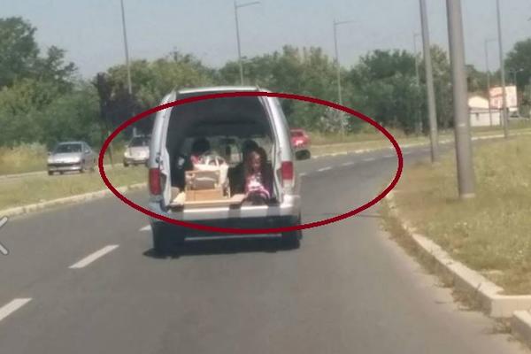 Šta je sa ovim roditeljima?! Vozili decu u otvorenom pik-apu! (FOTO)
