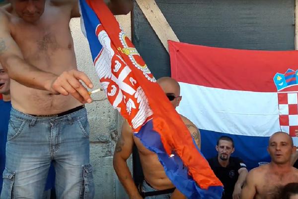 Ustaše divljaju po Kninu! Pale srpsku zastavu i viču Za dom spremni (VIDEO)