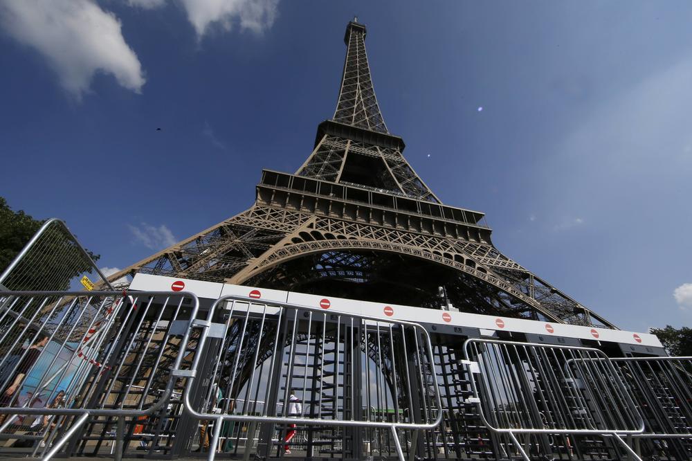 Lažna uzbuna: Opsadu Ajfelove kule izazvao sumnjivi ranac (FOTO) (VIDEO)