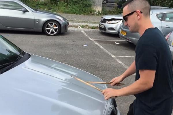 Dobrom bubnjaru su potrebne samo dve palice da pokida! (VIDEO)
