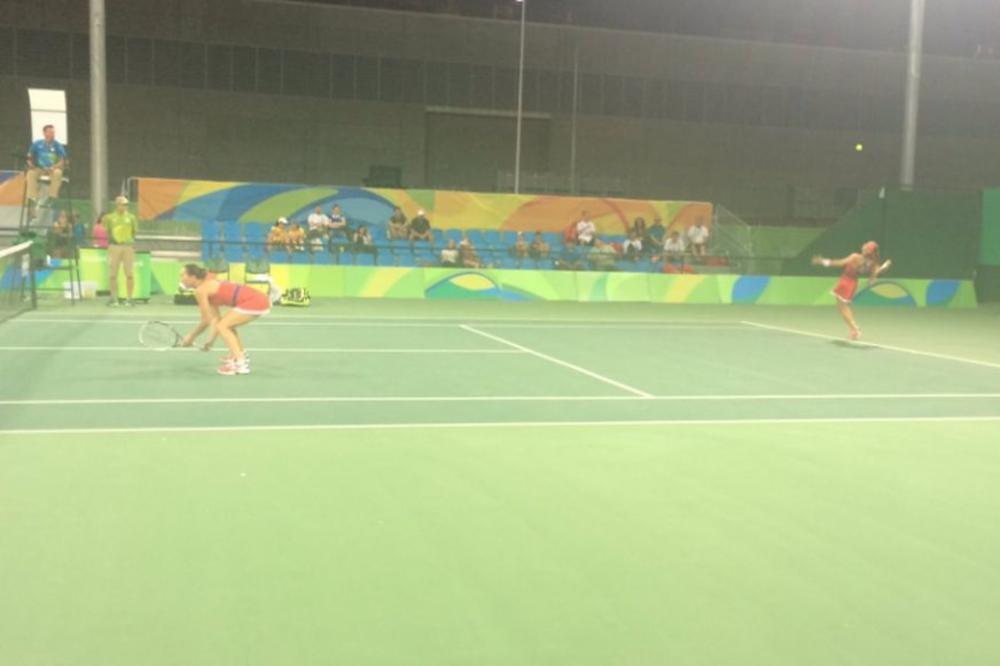 Problem sa opremom: Krunićeva morala da igra u prevelikoj haljini Jankovićeve!