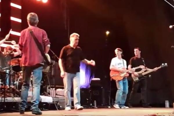 Pogledajte kako je Cane Partibrejker odlepio i razbio opremu na bini! (VIDEO)