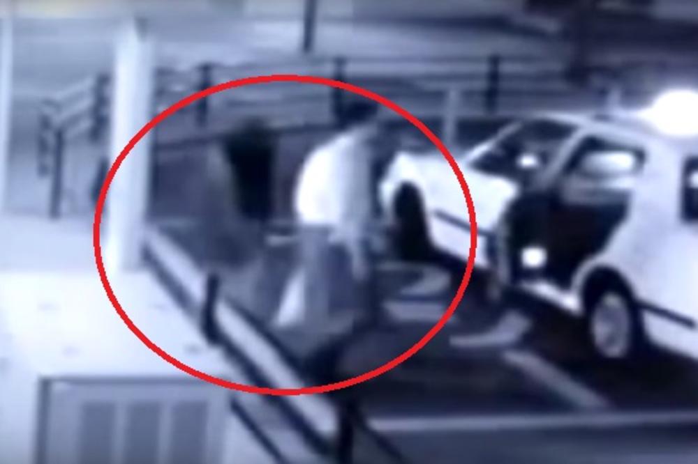 Ovaj čovek je ulazio u taksi. Izgleda da i nije bio sam. Jezivo! (VIDEO)