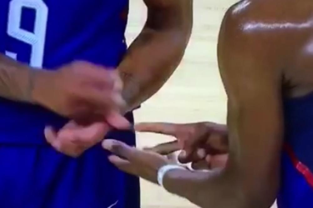 Papir, kamen, makaaaze! Zašto zverine iz Drim tima igraju dečiju igru usred tekme? (VIDEO)