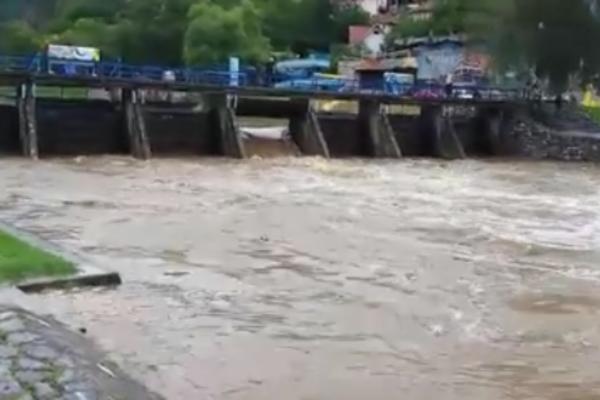 Veliko nevreme na Zlatiboru: Voda nosila automobile, vatrogasci evakuisali zarobljene ljude (VIDEO)