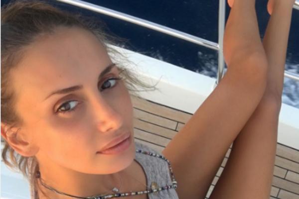 Koja je njena tajna? Prelepa Emina uživa na brodu i izgleda kao devojčica! (FOTO)