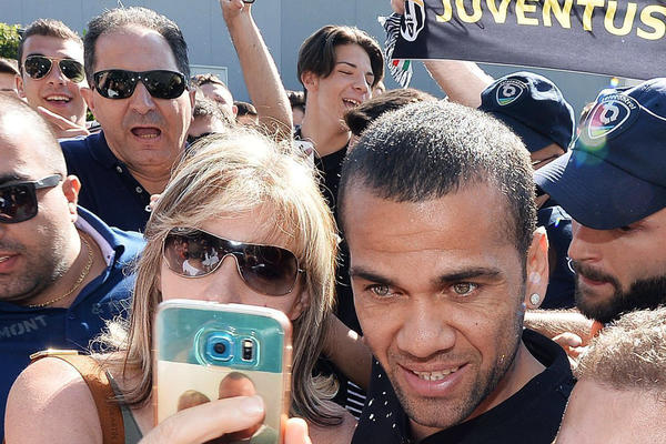 Devojka Danija Alvesa je toliko dobra riba, da je njena guza bukvalno zapalila Instagram! (FOTO)