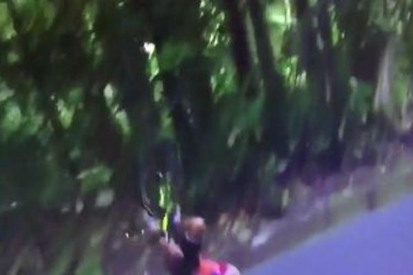 Užasan, ali baš užasan pad! Biciklistička trka donela je ogromnu nesreću! (VIDEO)
