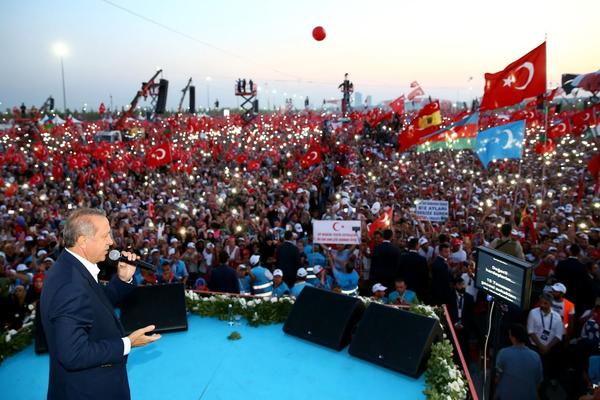 Novi Pazar uz Erdogana: Skandirali mu ime uz baklje, zastave i transparente (FOTO) (VIDEO)