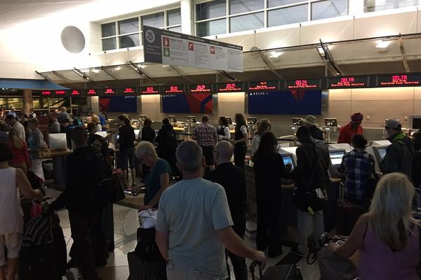 Najveća američka aviokompanija, posle višestanog kvara, obnovila letove! Hiljade putnika širom sveta bilo zarobljeno! (FOTO)